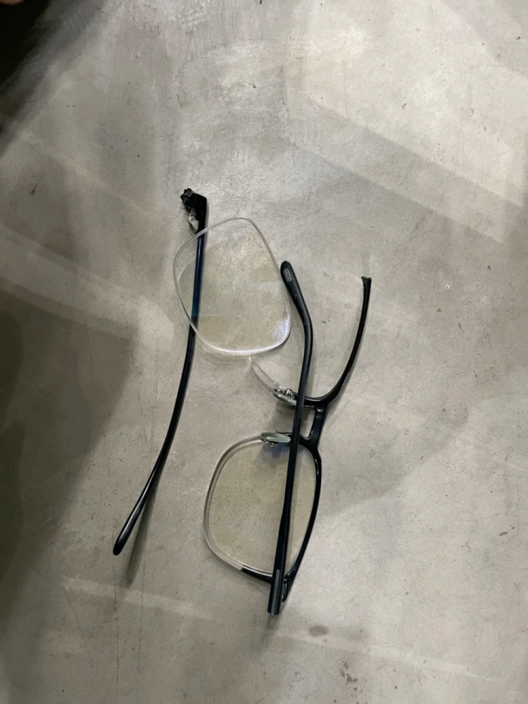 國(guó)安主場(chǎng)失利球迷看臺(tái)遭球擊中眼鏡損毀