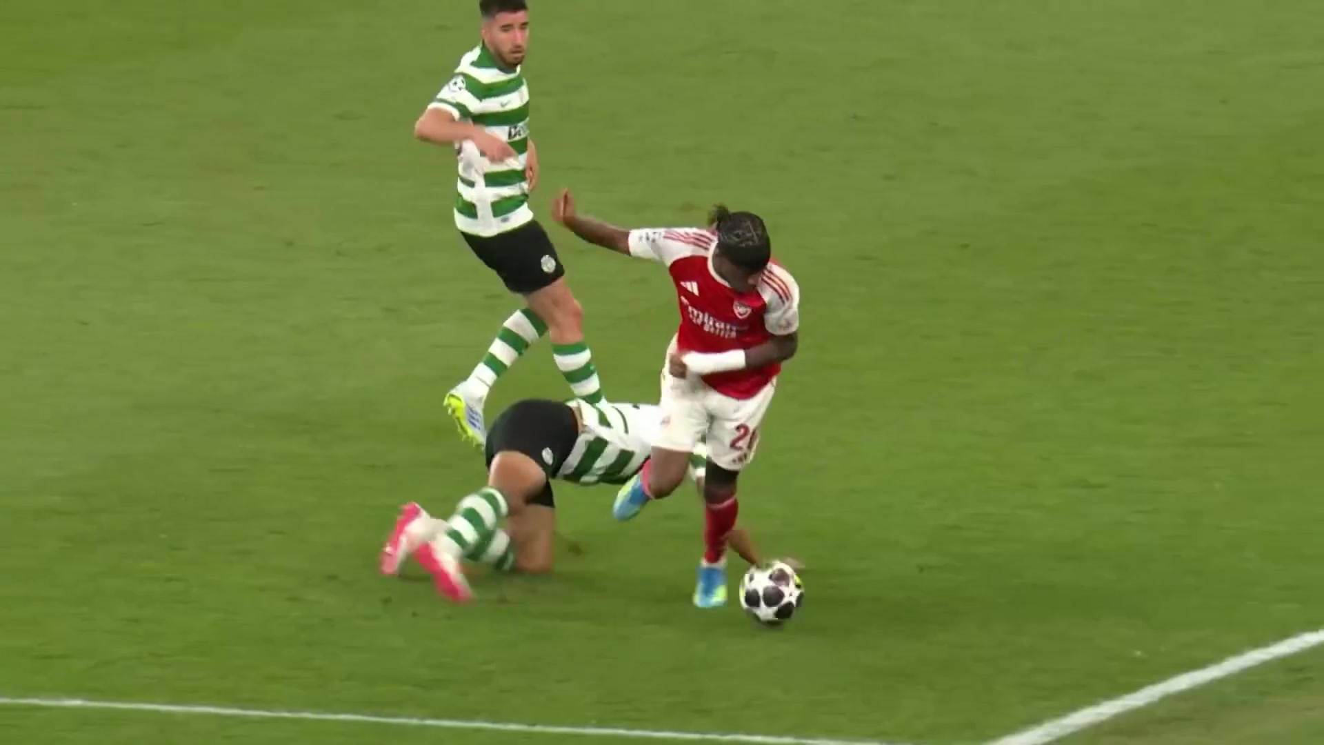 受傷換下！馬杜埃凱拼搶倒地痛苦離場！道曼臨危受命替補(bǔ)登場！